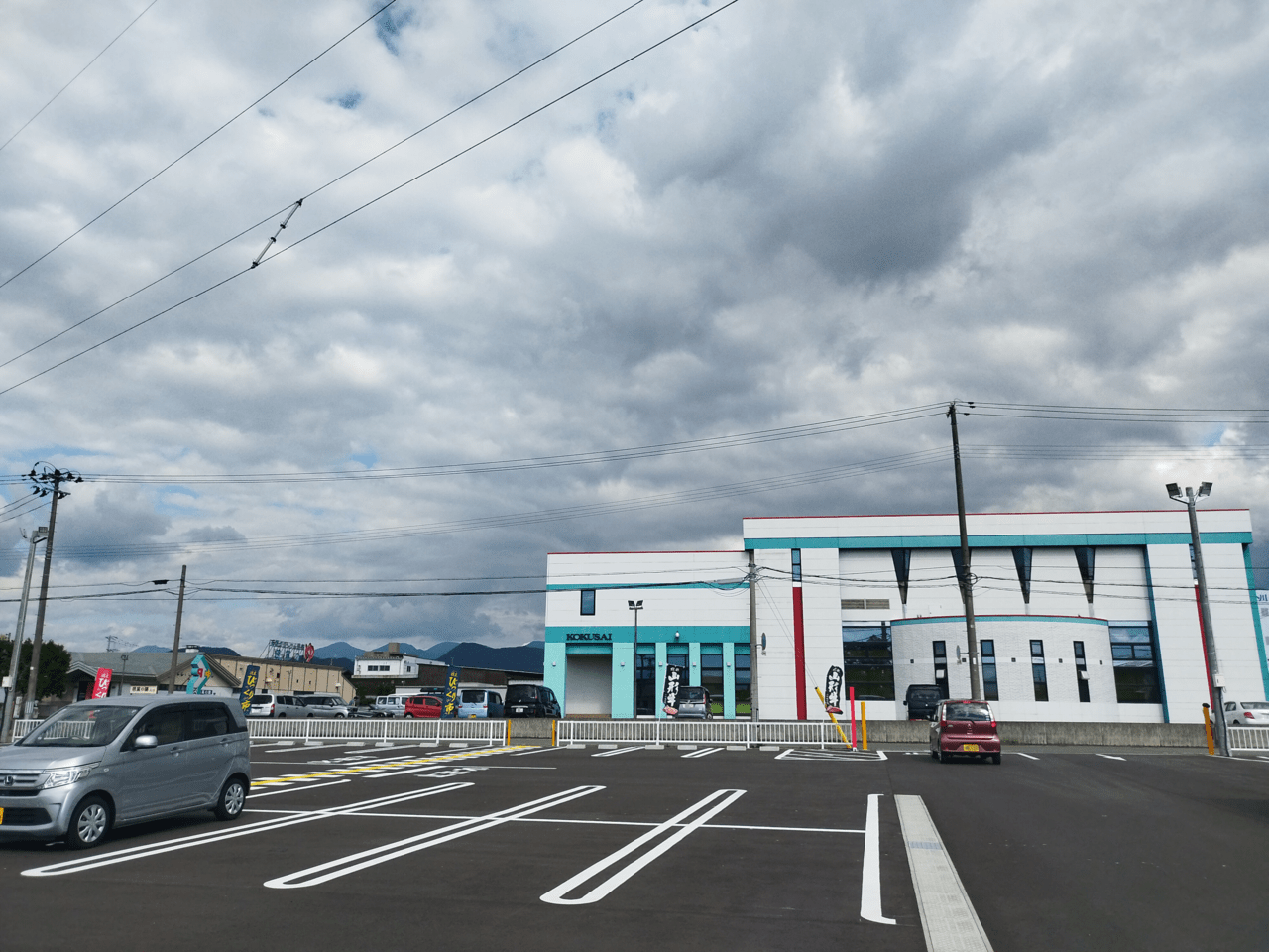 びっくり市山形北店の駐車場