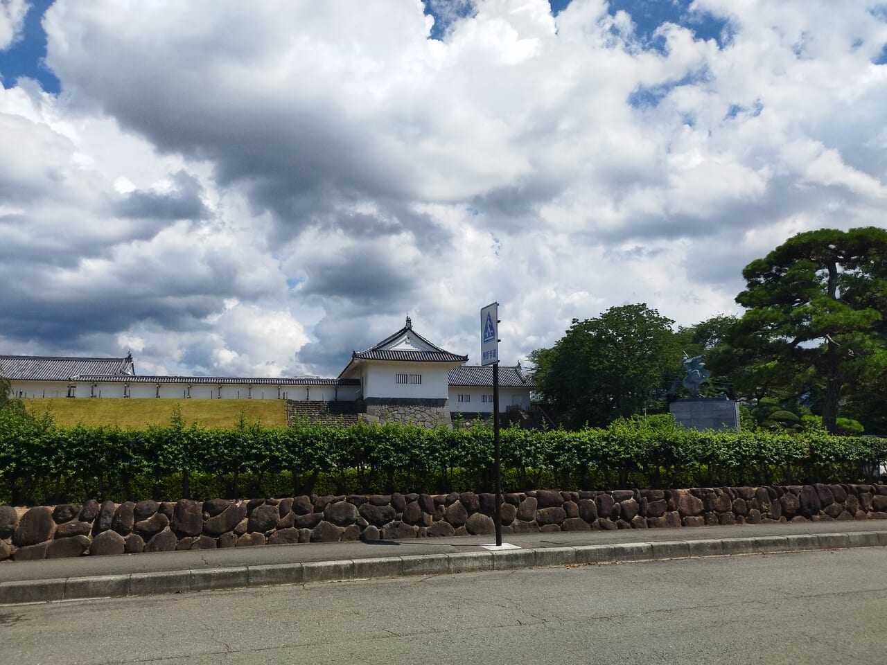 霞城公園の最上義光騎馬像のあたり