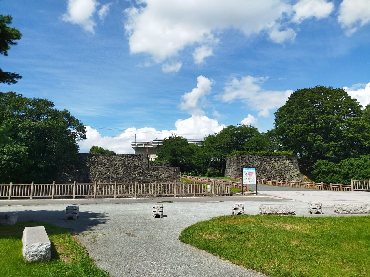 霞城公園の外観