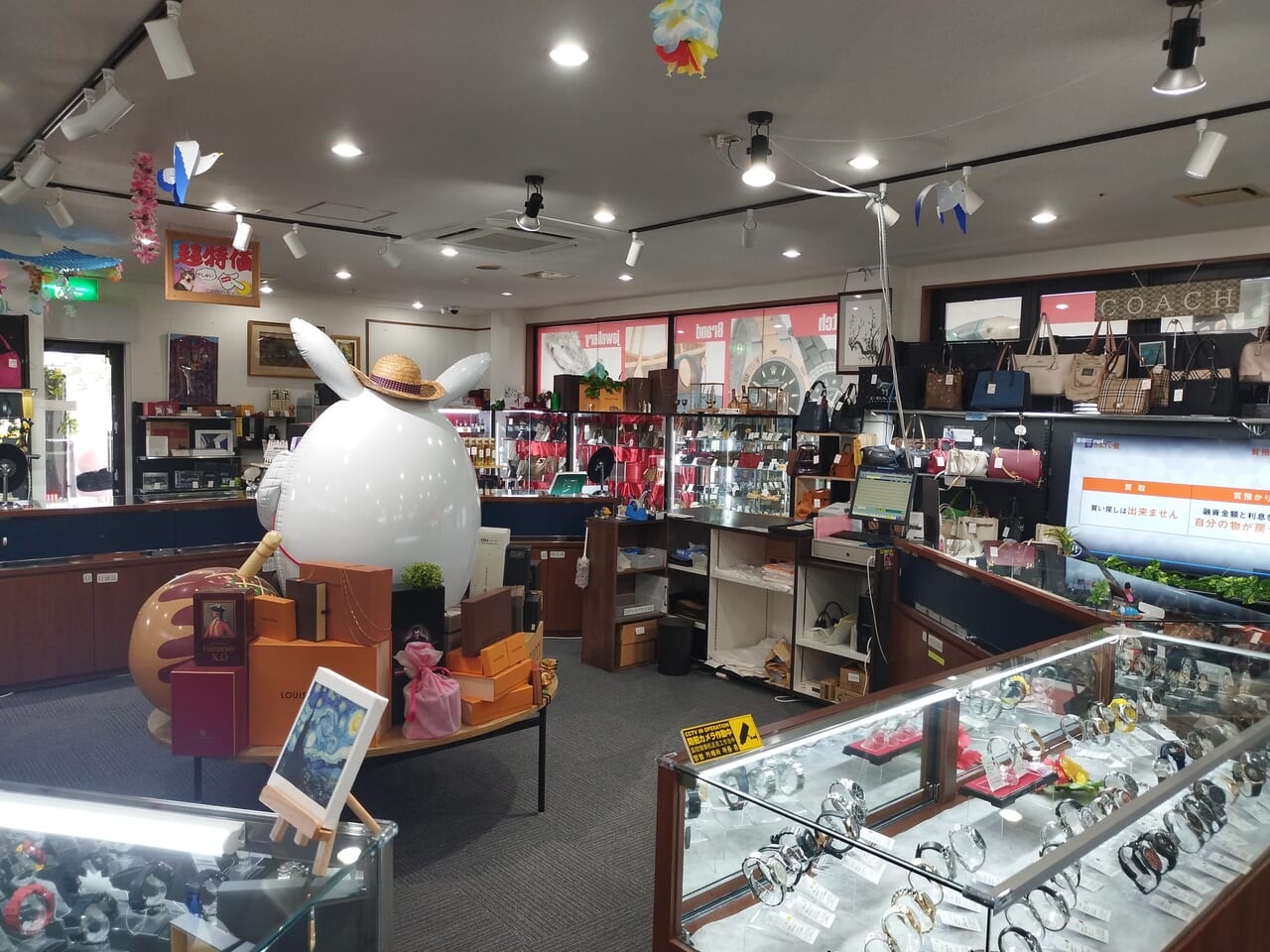 質屋かんてい局山形北店の店舗内