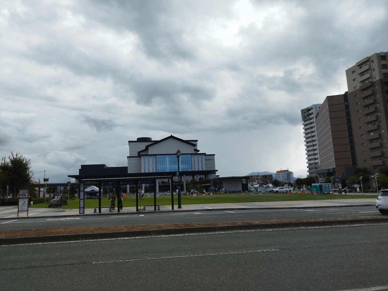 やまぎん県民ホール前