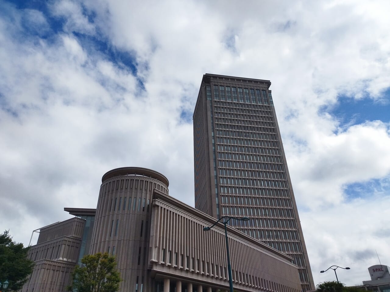 霞城セントラルの外観