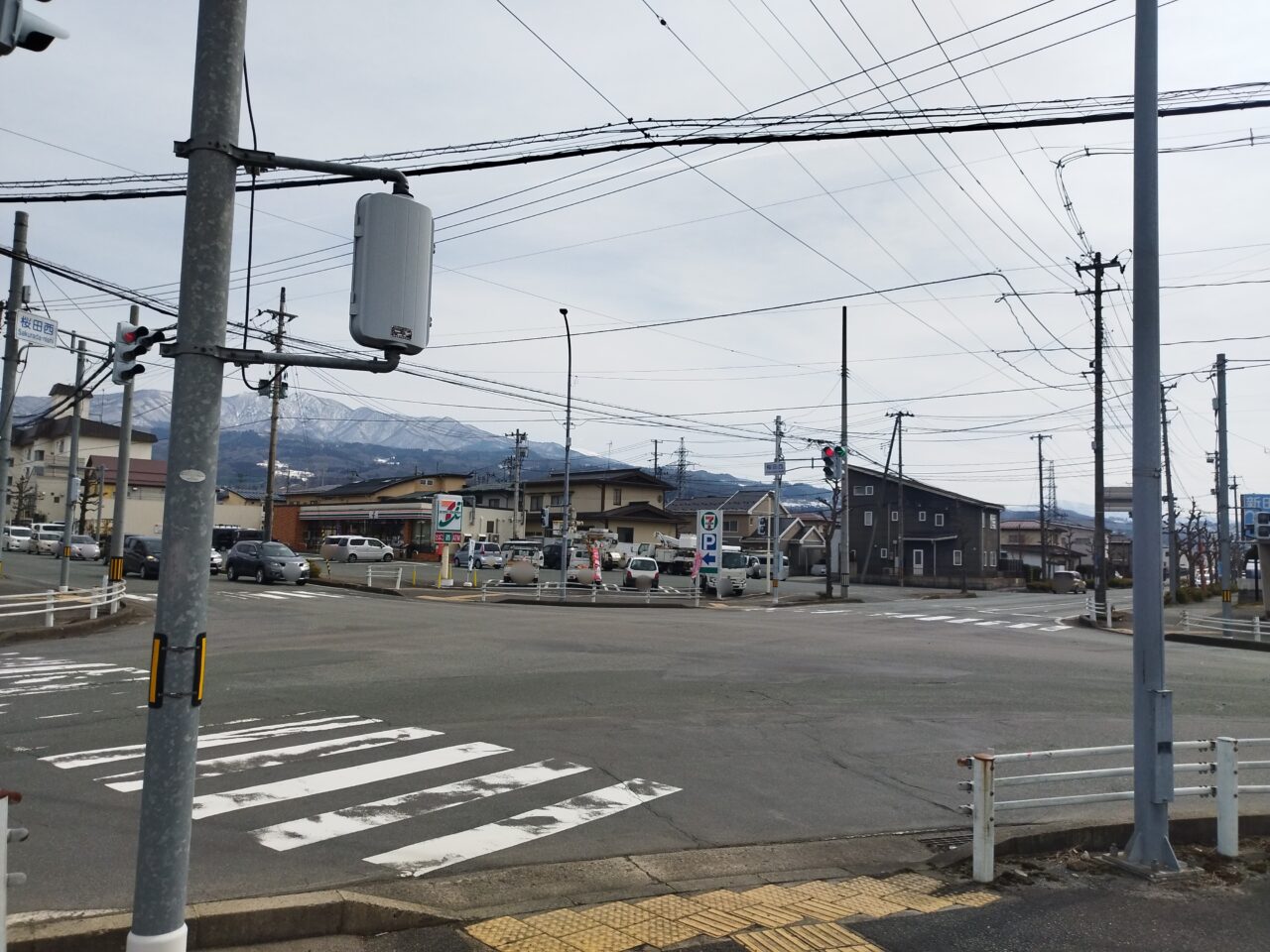 跨線橋の近くにある「セブンイレブン山形桜田西4丁目店」さん