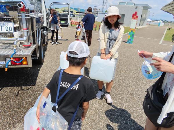 べにっこひろばで行われた水道週間のPR活動