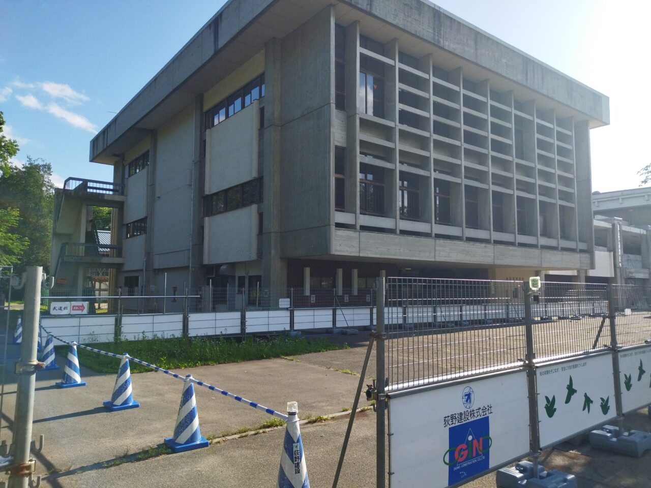 霞城公園県体育館前の園路整備工事