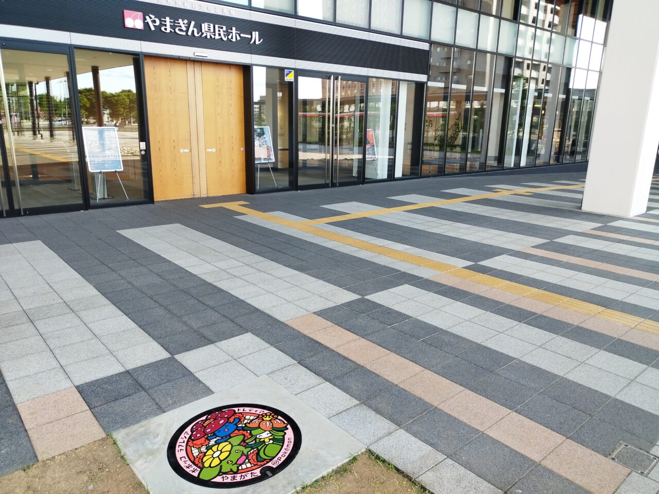 やまぎん県民ホールに設置されたポケふた