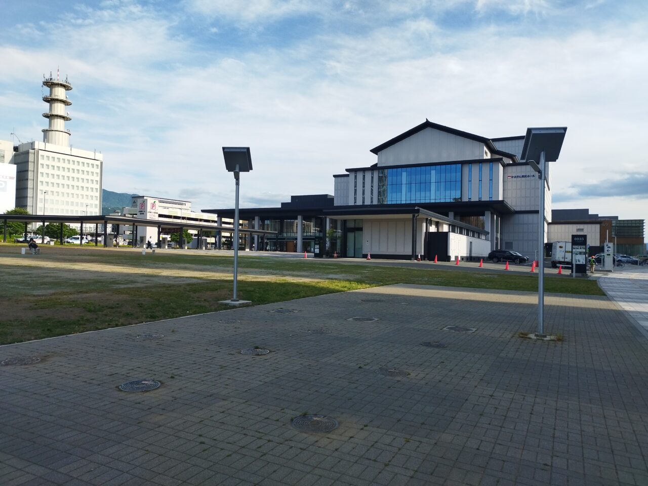 やまぎん県民ホール前の広場