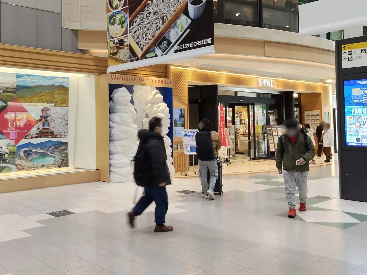 エスパル山形2階入り口前の樹氷オブジェ