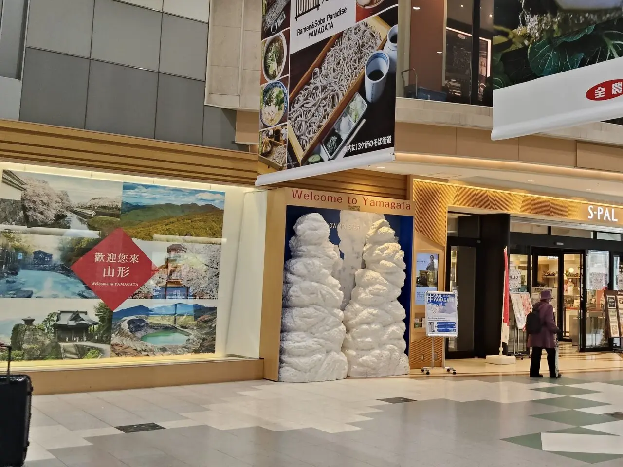 エスパル山形2階入り口前の樹氷オブジェ