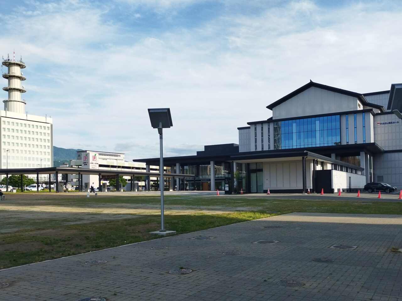 やまぎん県民ホール前